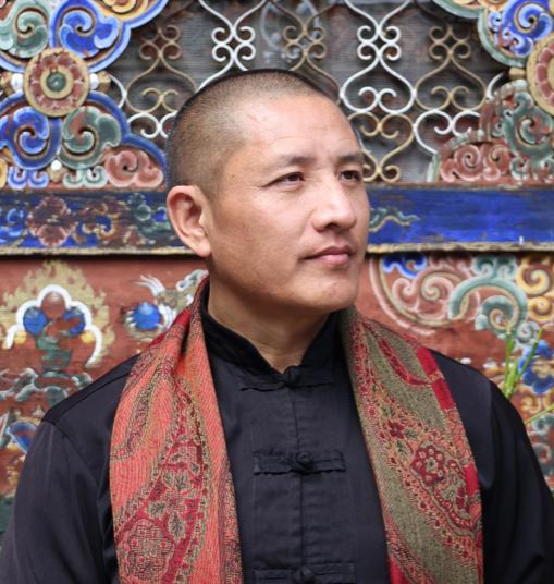 Tulku Lobsang Rinpoče je 8. reinkarnácia tibetského lámu Nyentse, budhistický majster, učiteľ, liečiteľ, lekár tradičnej tibetskej medicíny a astrológ